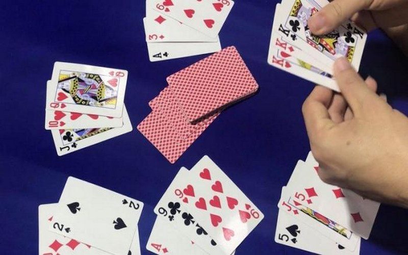 Người chơi cần gom bài để thực hiện cách chia bài được liêng